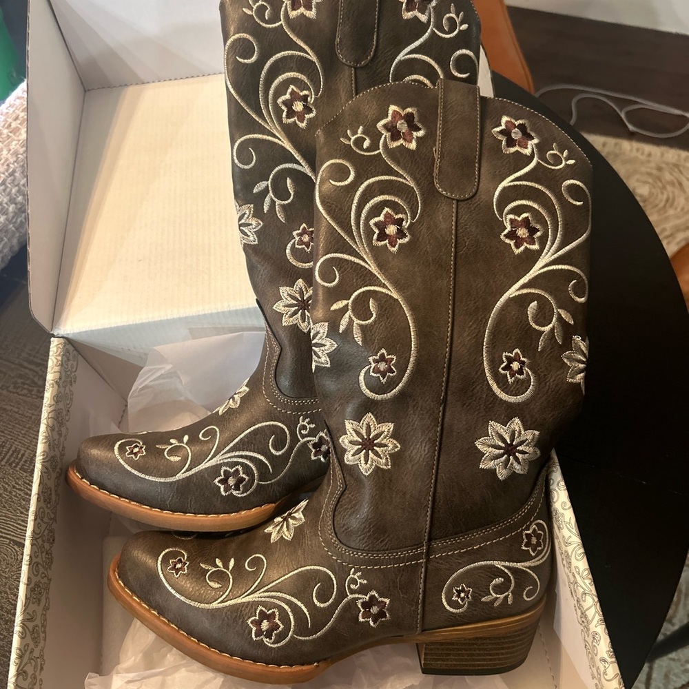 Never worn Embroidered Floral Brown Women's Western Boots